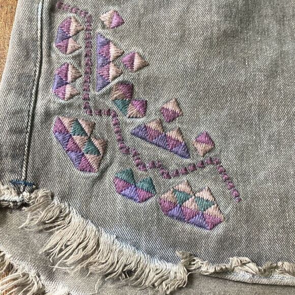 Free People charcoal wash gray denim jean fray shorts embroider Sz 27 - Picture 2 of 8